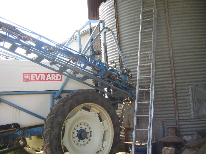 Pulv�risateur tra�n� Evrard TE3300