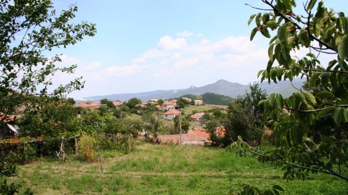 Karavelovo, village de montagne d'élevage. Faute d'emploi, de nombreux jeunes adultes migrent à Paris pour travailler dans le bâtiment.