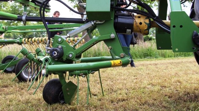 Un nouveau rotor type toupis de faneuse vient se loger à l'avant du châssis. Alimentée hydrauliquement, sa vitesse de rotation est réglable manuellement. 