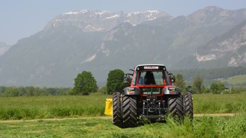 L'essai de l'essieu arrière directeur sur un chantier de fauche en Autriche