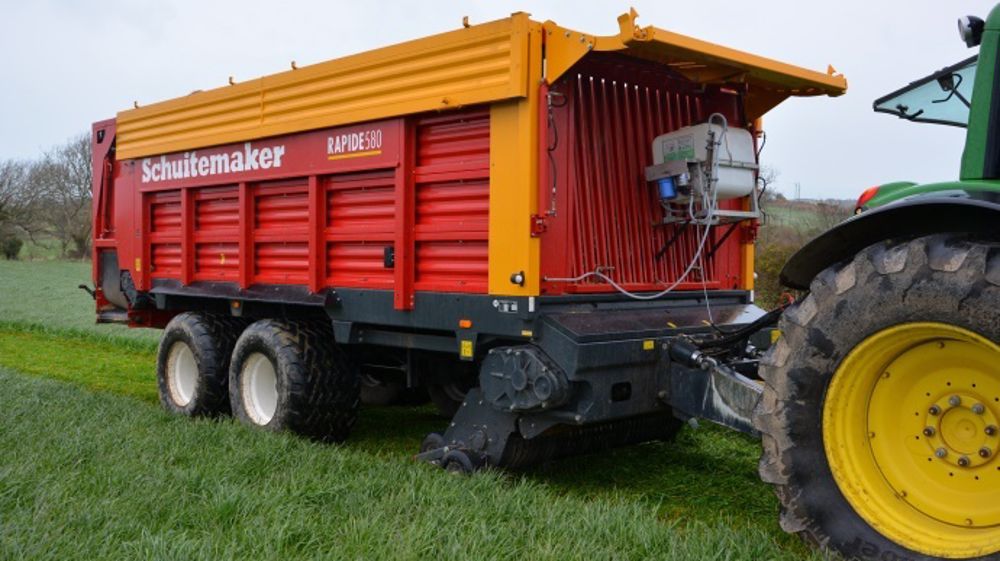 L’inoculant biologique est stocké dans une cuve et pulvérisé au niveau du pick-up de la presse ou de l’ensileuse. (©Terre-net Média)