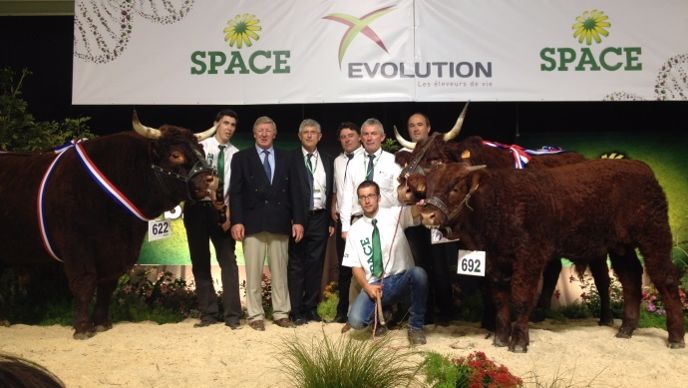 Les champions Salers du Space avec le juge anglais Peter Donger.