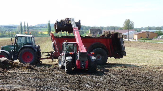 chargement d'un épandeur avec un télescopique Massey Ferguson