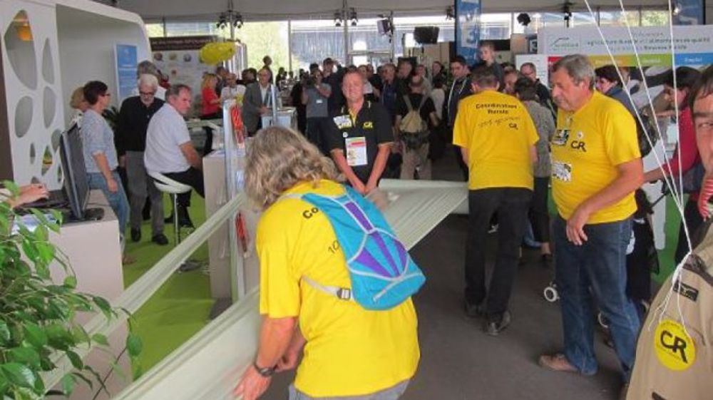 Les éleveurs de la CR ont enrubanné le stand du ministère !