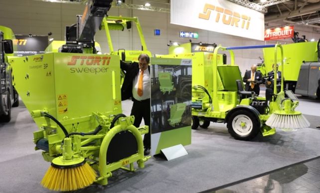 Vu sur Euroriter 2014. La déclinaison du Sweeper en version portée pour les tracteurs.