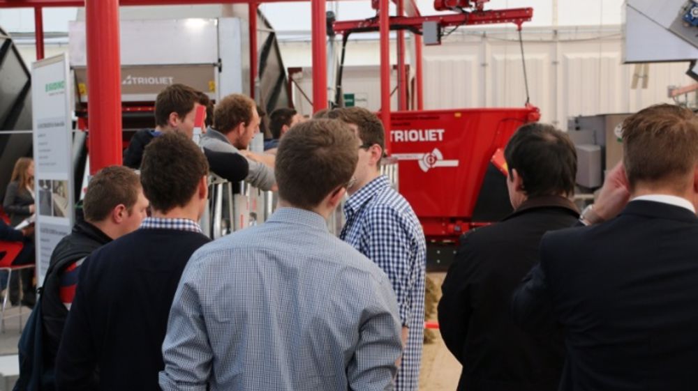 Les visiteurs sont nombreux à s'intéresser à ces nouvelles solutions. (©Terre-net Média)