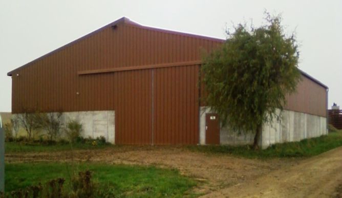 L'un des hangars de la ferme, aujourd'hui équipé en vidéo surveillance et alarme anti intrusion.