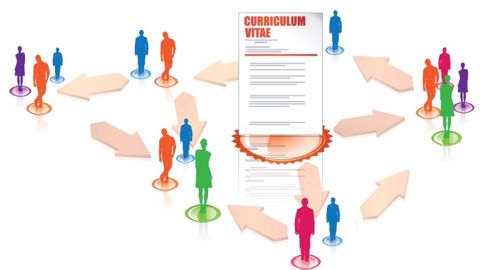  LinkedIn et Viadeo, semblables à des CV en ligne, sont presque incontournables lorsqu’on cherche un emploi.(©Fotolia)