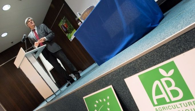 Stéphane Le Foll, ministre de l'Agriculture. La convsersion des terres à l'Agriculture biologique rencontre unsuccès inespéré, aus delà des attentes. le doublement des surfaces cultivées en bio est en voie d'être atteint. 