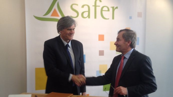 Stéphane Le Foll et Emmanuel Hyest, lors de la signature du Pacte d'avenir des Safer, jeudi 12 mars 2015.