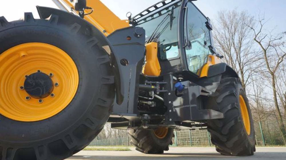 La transmission hydrostatique permet d'atteindre des vitesses élevées en conduite sur route (de 0 à 36 km/h) sans changements de rapports de vitesses. Le T80 pourra être homologué pour tracter des remorques jusqu'à 20 tonnes. (©Dieci)