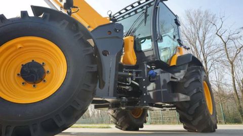 La transmission hydrostatique permet d'atteindre des vitesses élevées en conduite sur route (de 0 à 36 km/h) sans changements de rapports de vitesses. Le T80 pourra être homologué pour tracter des remorques jusqu'à 20 tonnes. (©Dieci)