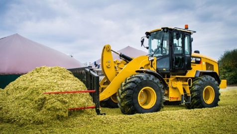 La cinématique de levage en Z optimisée (levage parallèle et force de la Z-Bar) et l’option de coupleur Iso 23727 offrent polyvalence et flexibilité. (©Caterpillar)
