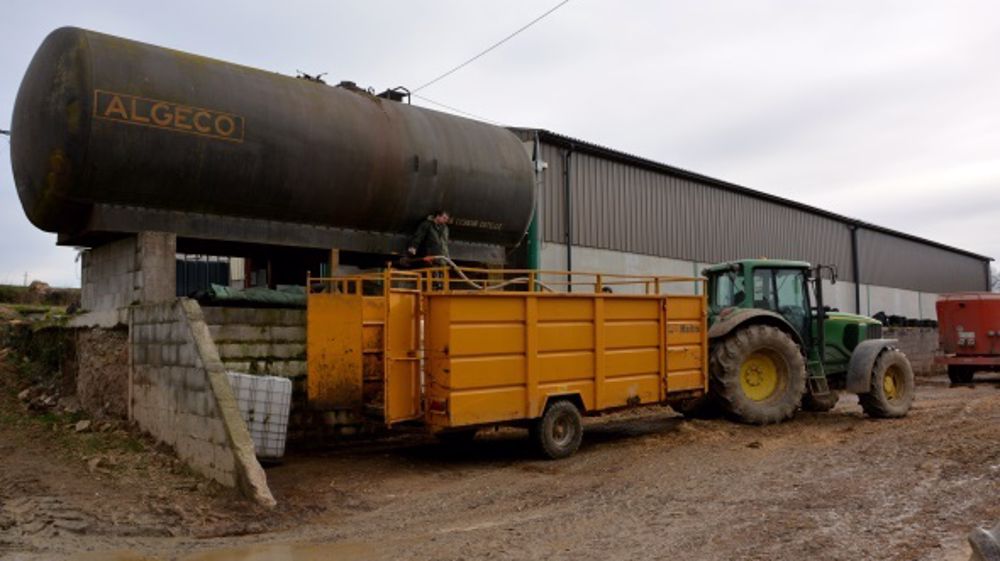 Une cuve à mélasse placée en hauteur facilite le chargement dans la mélangeuse. Elle peut aussi être stockée en cubis de 1.000 litres.(©Terre-net Média)