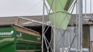Le Silo verse le prémix dans la mélangeuse.(©DR) Le Silo verse le prémix dans la mélangeuse.(©DR)