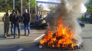 Les éleveurs de la Fdsea de la Sarthe ont bloqué l’abattoir de la Socopa, près de la Ferté-Bernard. (©Sarthemag.fr) Les éleveurs de la Fdsea de la Sarthe ont bloqué l’abattoir de la Socopa, près de la Ferté-Bernard. (©Sarthemag.fr)