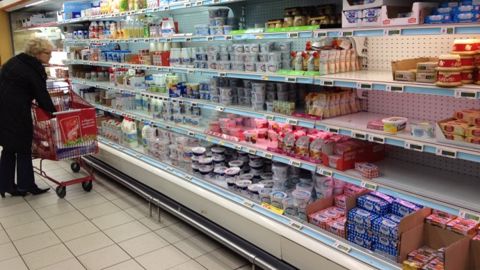 Dans les rayons, aux côté des autres produits laitiers, le lait de consommation français ne se démarque pas de ses concurrents étrangers. (©Terre-net Média) Dans les rayons, aux côté des autres produits laitiers, le lait de consommation français ne se démarque pas de ses concurrents étrangers. (©Terre-net Média)