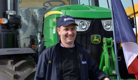 Sébastien Mahaut, agriculteur de 36 ans et entrepreneur de travaux agricoles à Pauvres dans les Ardennes, a été élu conducteur européen de tracteurs de l’année 2015. (©Michelin)