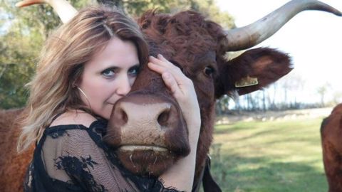 Patricia tient à le dire et à le montrer : « On peut être agricultrice et coquette, être une femme qui prend soin d'elle. » (©Photo Chloé Freyssac) Patricia tient à le dire et à le montrer : « On peut être agricultrice et coquette, être une femme qui prend soin d'elle. » (©Photo Chloé Freyssac)