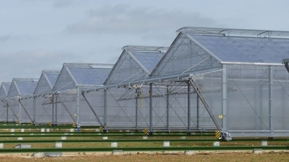 Les huit toits roulants se déplacent au-dessus des parcelles et peuvent créer toutes sortes de stress hydrique, dont les chercheurs étudient les impacts sur les plantes. (©Terre-net Média)