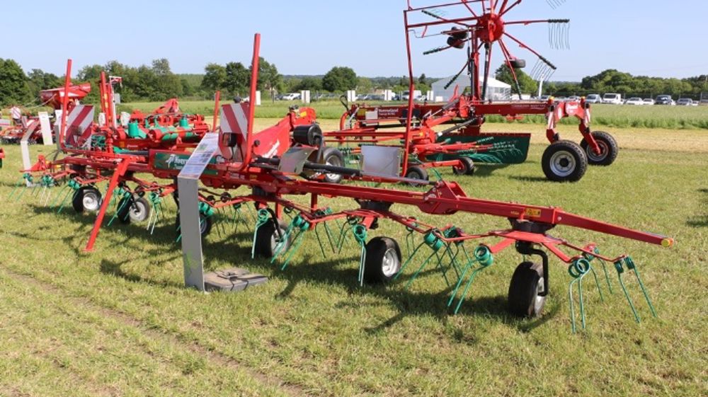 Faneuses grandes largeurs nouvelle génération de Kverneland. (©Terre-net Média)