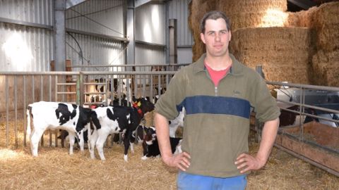 Claas Gerdes apprécie la souplesse de travail et la croissance des veaux au Dal. (©Terre-net Média) 