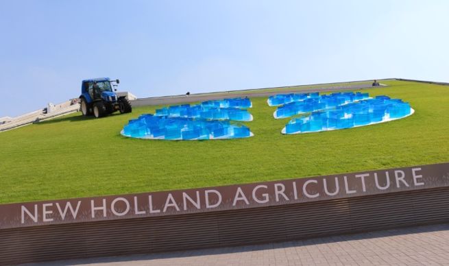 Le T6 Méthane Power trone sur le pavillon New Holland à l'Expo 2015.