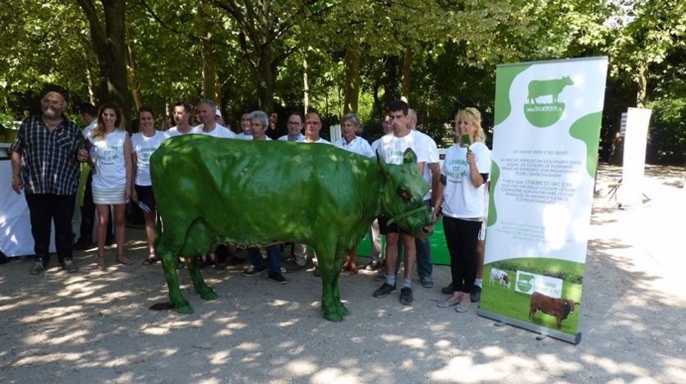 Pour le lancement de la campagne d'affichage "l’équilibre est dans le pré", la vache verte Normandie était accompagnée de quelques éleveurs adhérents à l'événement. (©Terre-net média)