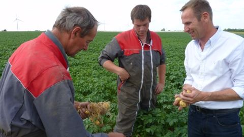 Entouré de son père et de Bruno Poutrain, Thibaut Dochy évoque le souhait de profiter des débouchés de proximité : Vecquemont pour la fécule et Grandvilliers pour le lin textile. (©Terre-net Média)
