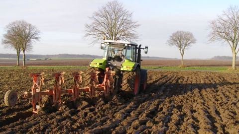 Le labour ne sera pas interdit dans le prochain accord sur le climat.  (©Terre-net Média)
