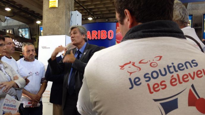 Stéphane Le Foll, venu soutenir les éleveurs gare Montparnasse à Paris, mardi 25 août 2015, lors de l'opération de promotion 