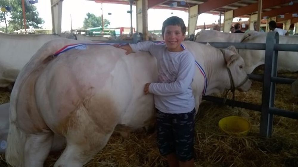 France Liger ravi de ce premier prix de championnat mâle remporté par son papa Lionel Liger de Sancoins.(©Acti-Ouest)
