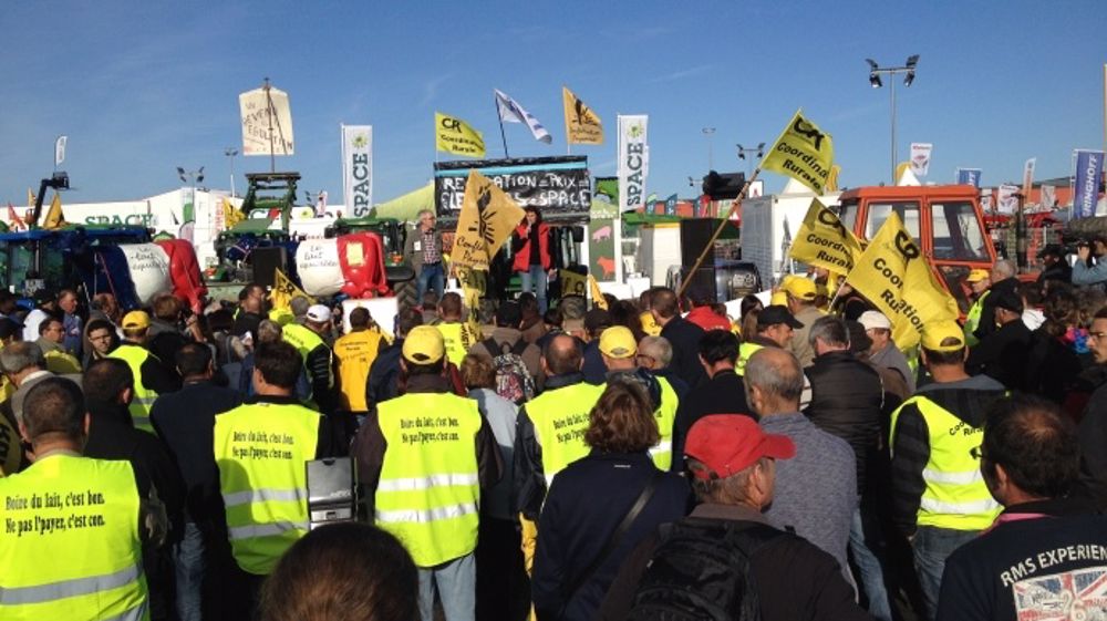 Environ 250 éleveurs de l'Apli, la CR et la Confédération paysanne, devant l'entrée du Space à Rennes (©Terre-net Média)