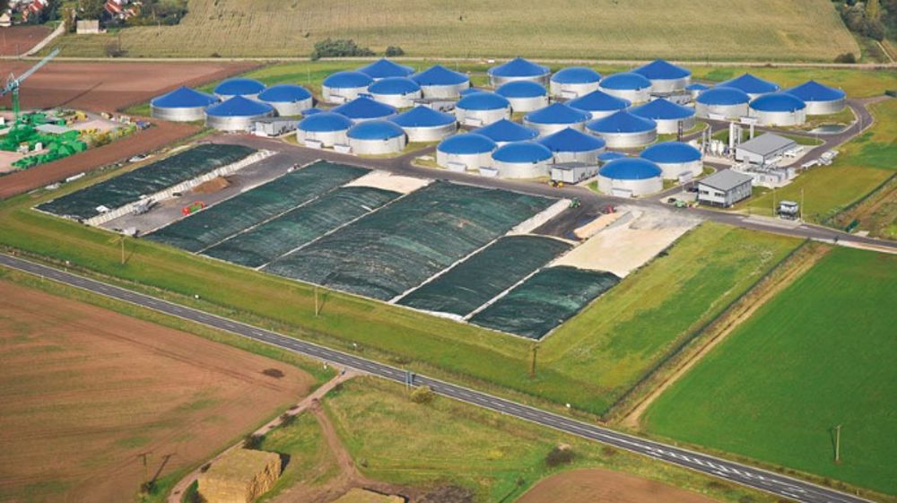 La photo de la raffinerie de Könnern vaut le détour : avec ses énormes silos d’ensilage au premier plan (notez la taille des tracteurs !) qui représentent 2 200 ha de maïs et ses 35 fosses de fermentation. Il s’agit d’un des plus gros parcs au monde avec injection de gaz dans le réseau de ville. (©Weltec) La photo de la raffinerie de Könnern vaut le détour : avec ses énormes silos d’ensilage au premier plan (notez la taille des tracteurs !) qui représentent 2 200 ha de maïs et ses 35 fosses de fermentation. Il s’agit d’un des plus gros parcs au monde avec injection de gaz dans le réseau de ville. (©Weltec)