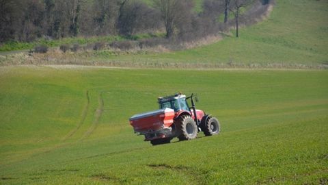 L'optimisation de la fertilisation azotée en grandes cultures constitue le premier levier d'action pour réduire les émissions de gaz à effet de serre dans les exploitations céréalières. (©Terre-net Média) 