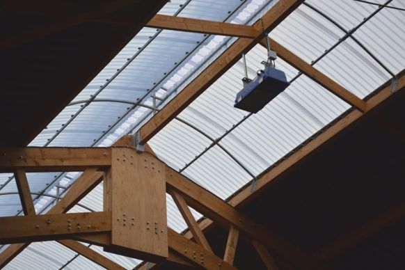 12 % de la surface de la toiture est translucide, complétée par des lampes qui garantissent 16 heure de lummière pour stimuler la production laitière.