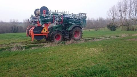 Un double enrouleur déployant 1 100 mètres de tuyaux souples, un tracteur Fendt 822 aux pneus basse pression et une rampe pendillard de 24 mètres complètent le dispositif d'épandage depuis la fosse ou un camion. (©Nicolas Robillard) Un double enrouleur déployant 1 100 mètres de tuyaux souples, un tracteur Fendt 822 aux pneus basse pression et une rampe pendillard de 24 mètres complètent le dispositif d'épandage depuis la fosse ou un camion. (©Nicolas Robillard)
