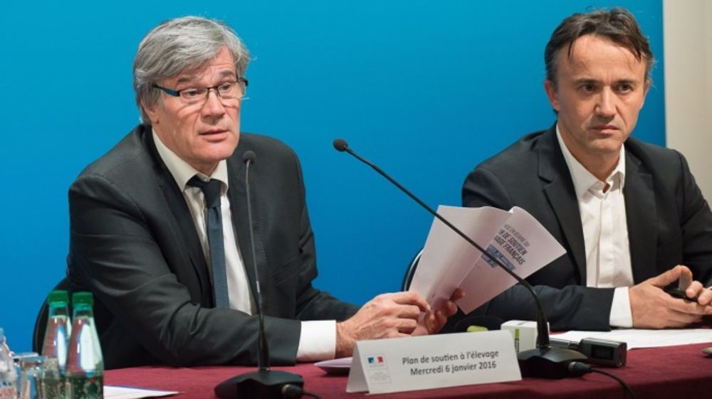 Stéphane Le Foll et son directeur de cabinet Philippe Mauguin, lors de la présentation d'un point d'étape du plan de soutien à l'élevage mercredi 6 janvier 2016. (©Pascal Xicluna/Min.Agri.Fr)