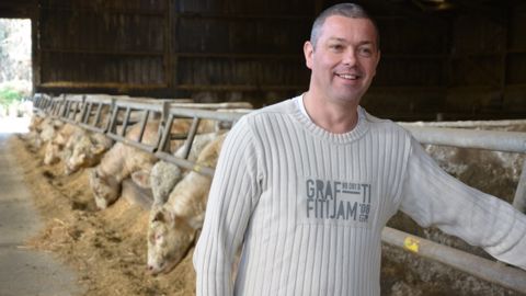 Bruno Gicquel prépare du maïs humide au Maxammon pour ses 420 bovins