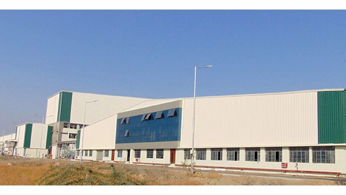 L'usine est construite sur un site de 43 ha à proximité d'un port maritime.