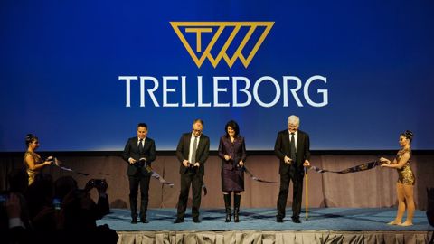 Les dirigeants de Trelleborg coupent le ruban de leur nouvelle usine de Spartanburg. (©Trelleborg) Les dirigeants de Trelleborg coupent le ruban de leur nouvelle usine de Spartanburg. (©Trelleborg)