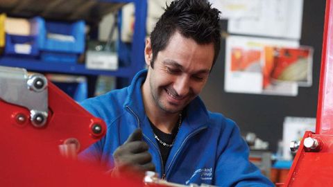 Jeune technicien en formation au métier des agroéquipements. (©Aprodema)