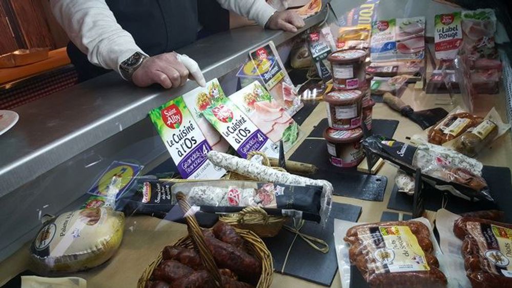 Sur son stand du hall 1, Lidl France a pris soin de ne distribuer et présenter que des produits français pour vanter le "made in France", alors que seulement 25 % de la viande distribuée par l'enseigne est d'origine française. (©Terre-net Média) 