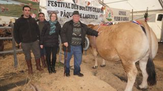 Grand Prix d’excellence Bœuf Fermier Aubrac appartenant au Gaec du Monteil Haut, entouré de Monsieur Marcillac et de son fils Mathieu, acheté par Lucien Conquet, boucher de Laguiole. (©Acti-Ouest) Grand Prix d’excellence Bœuf Fermier Aubrac appartenant au Gaec du Monteil Haut, entouré de Monsieur Marcillac et de son fils Mathieu, acheté par Lucien Conquet, boucher de Laguiole. (©Acti-Ouest)