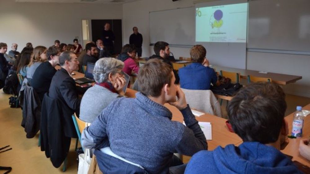 Bernard de la Morinière, agriculteur breton adhérent de la coopérative Triskalia et Olivier Cor (Lallemand Plant Care) présentent leur partenariat au sujet du biocontrôle. (©Terre-net Média)