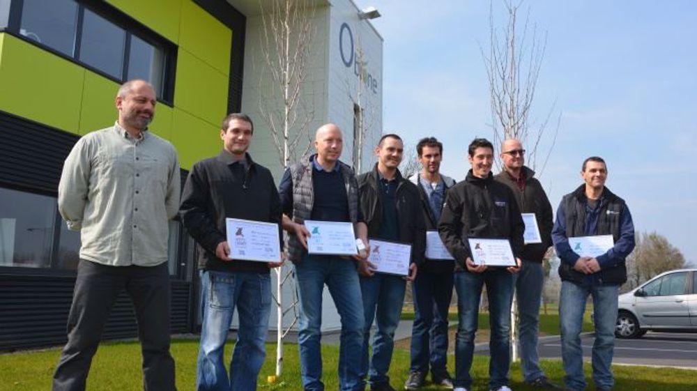 Les premiers "happy farmers" et "happy Vet" devant le nouveau siège d'Obione à Mâcon. (©Terre-net Média)