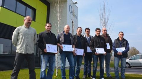 Les premiers "happy farmers" et "happy Vet" devant le nouveau siège d'Obione à Mâcon. (©Terre-net Média)