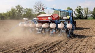 Pour prévoir votre date de semis de maïs, rendez-vous sur<a target="_self" href="http://www.web-agri.fr/meteo-agricole/"> l'observatoire météo avec les prévisions à 10 jours </a>ou les <a target="_self" href="http://www.web-agri.fr/meteo-agricole/historique-consultation">historiques de précipitations sur votre commune</a>. (©Monosem) Pour prévoir votre date de semis de maïs, rendez-vous sur<a target="_self" href="http://www.web-agri.fr/meteo-agricole/"> l'observatoire météo avec les prévisions à 10 jours </a>ou les <a target="_self" href="http://www.web-agri.fr/meteo-agricole/historique-consultation">historiques de précipitations sur votre commune</a>. (©Monosem)