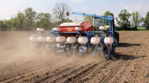 Pour prévoir votre date de semis de maïs, rendez-vous sur<a target="_self" href="http://www.web-agri.fr/meteo-agricole/"> l'observatoire météo avec les prévisions à 10 jours </a>ou les <a target="_self" href="http://www.web-agri.fr/meteo-agricole/historique-consultation">historiques de précipitations sur votre commune</a>. (©Monosem) Pour prévoir votre date de semis de maïs, rendez-vous sur<a target="_self" href="http://www.web-agri.fr/meteo-agricole/"> l'observatoire météo avec les prévisions à 10 jours </a>ou les <a target="_self" href="http://www.web-agri.fr/meteo-agricole/historique-consultation">historiques de précipitations sur votre commune</a>. (©Monosem)