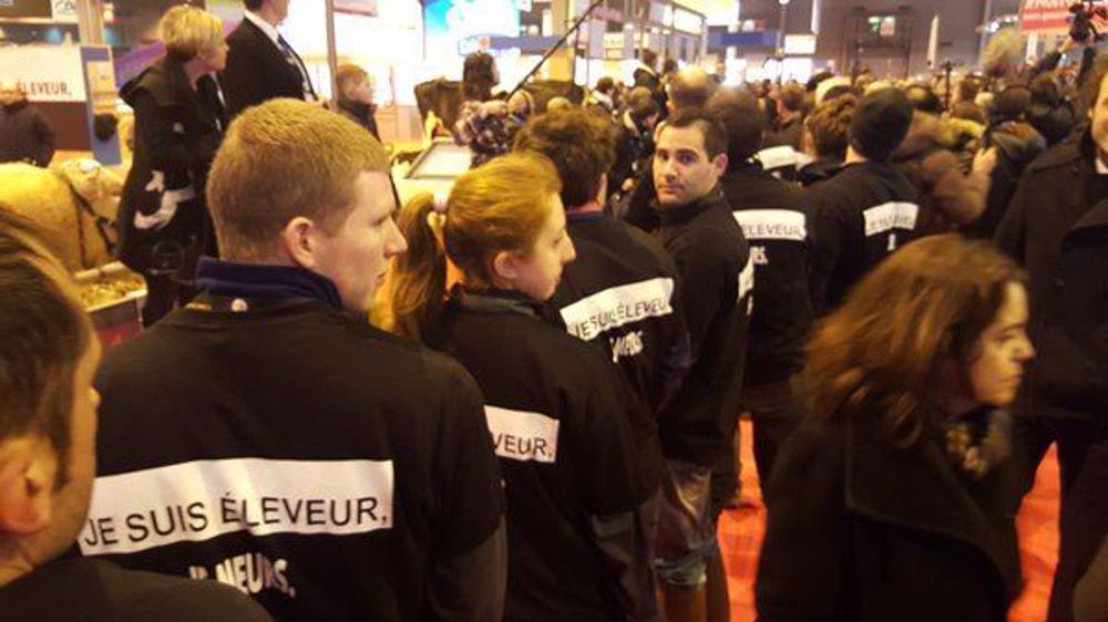  Au Salon, les éleveurs arboraient un tee shirt "Je suis éleveur, je meurs" au passage de François Hollande. (©Terre-net Média)